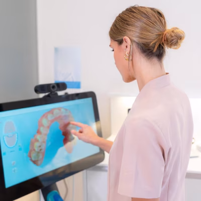 La odontología digital es la aplicación de tecnologías digitales en el diagnóstico, planificación y ejecución de tratamientos odontológicos.